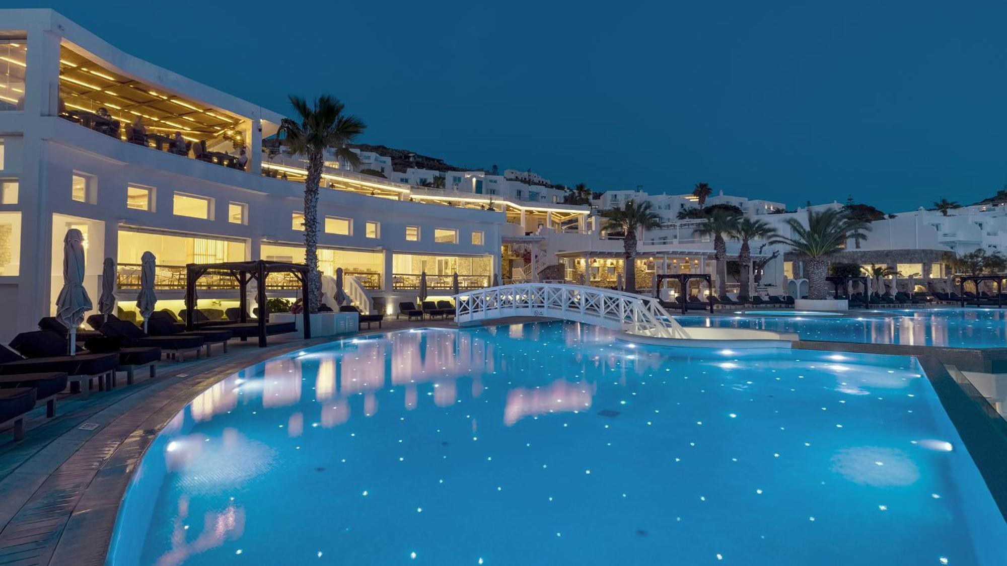 圣约翰别墅酒店 Agios Ioannis Diakoftis 外观 照片 The resort at night