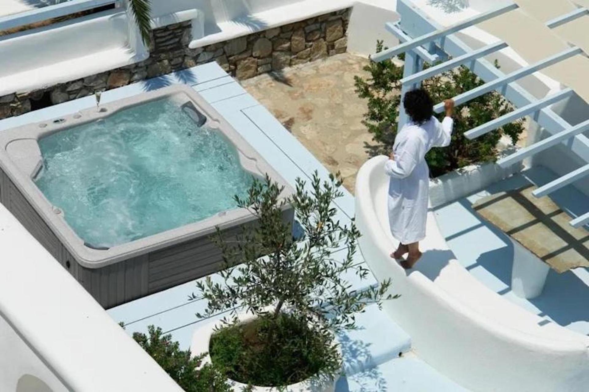 圣约翰别墅酒店 Agios Ioannis Diakoftis 外观 照片 A hot tub in Mykonos, Greece